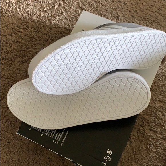 Adidas gray shoes size 4 - Picture 4 of 8